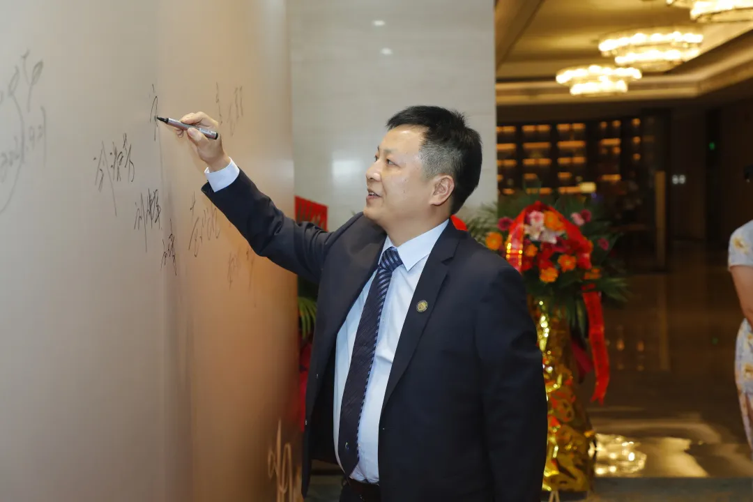 踐創(chuàng)業(yè)初心，擔(dān)使命前行